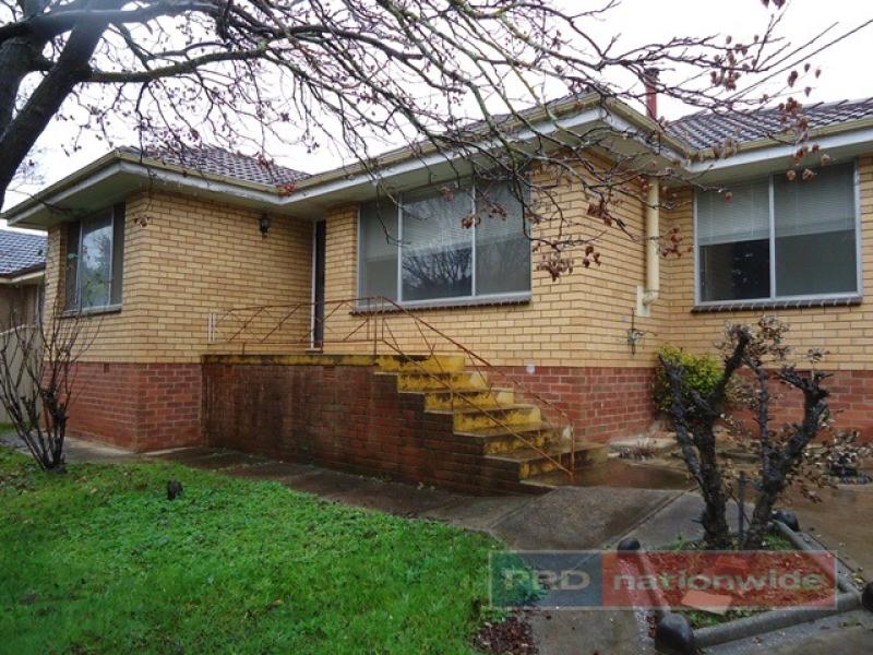 221 Simpson Street, Tumut, NSW 2720