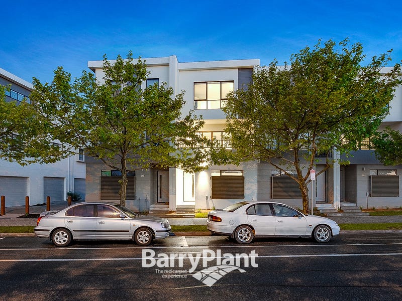 35 Lakeside Boulevard, Pakenham, VIC 3810