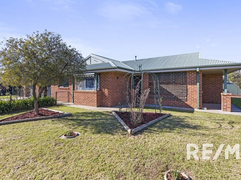 47 Regent Street, Junee, NSW 2663 House for Rent