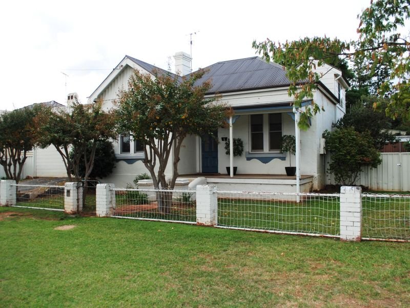 8 Raglan Street, Tamworth, NSW 2340 Property Details