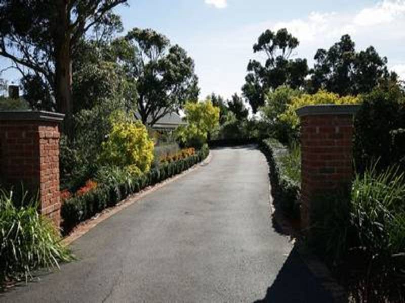 33 Hill View Rise, Gisborne South, VIC 3437