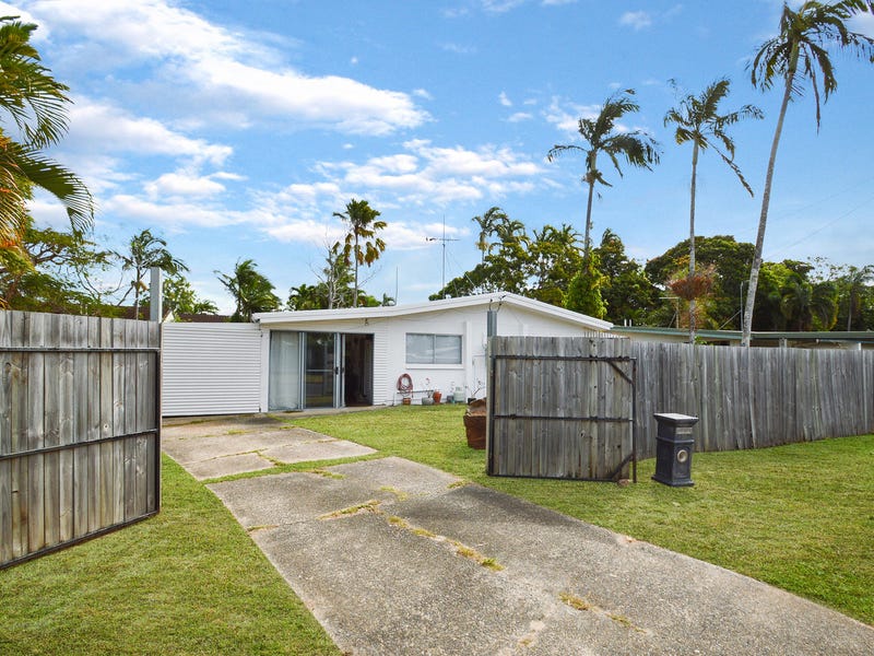 17 Bamboo Street, Holloways Beach, QLD 4878