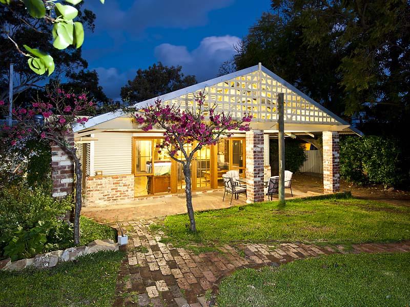 104 Roberts Road, Kelmscott, WA 6111 Property Details