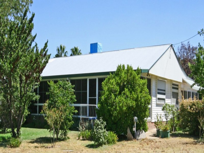 42 Chelmsford Street, Kootingal, NSW 2352 Property Details