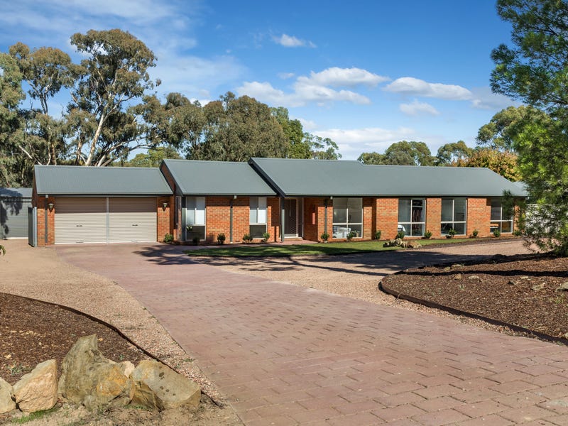 11 Pioneer Drive, Maiden Gully, VIC 3551