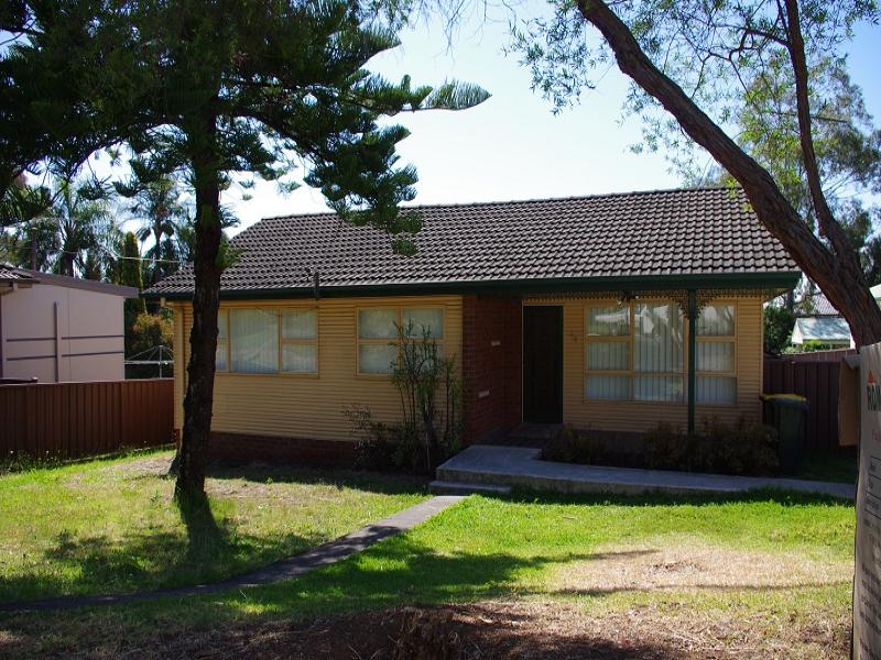 42 Farnsworth Avenue, Campbelltown, NSW 2560