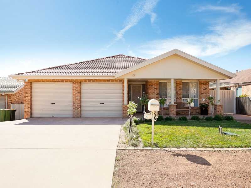 13 Pooley Street, Queanbeyan West, NSW 2620