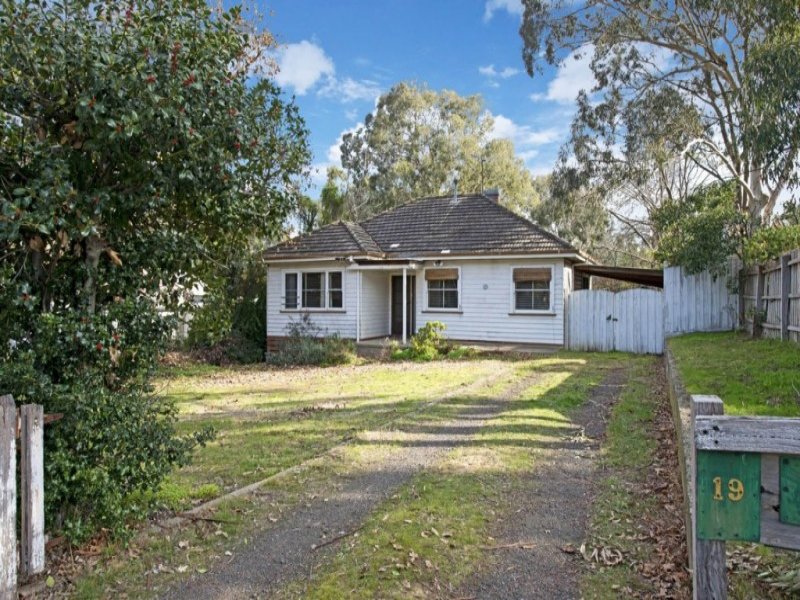 19 Pinehills Drive, Greensborough, Vic 3088 Property Details