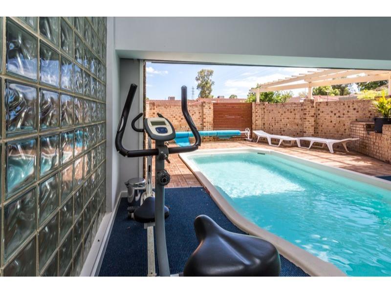 2/11 Petterson Avenue, Samson, WA 6163