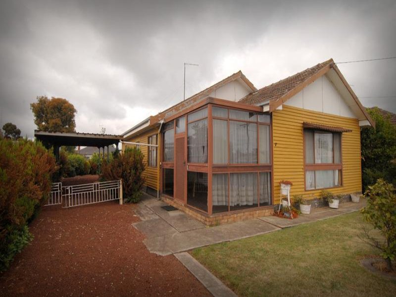 17 Iris Avenue, Wendouree, Vic 3355 Property Details