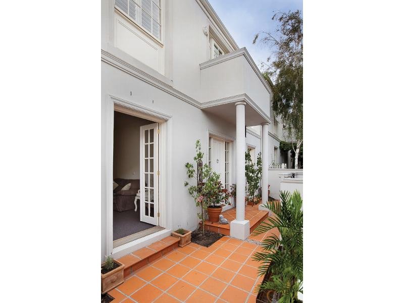 2/52 Glendearg Grove, Malvern, Vic 3144 Property Details