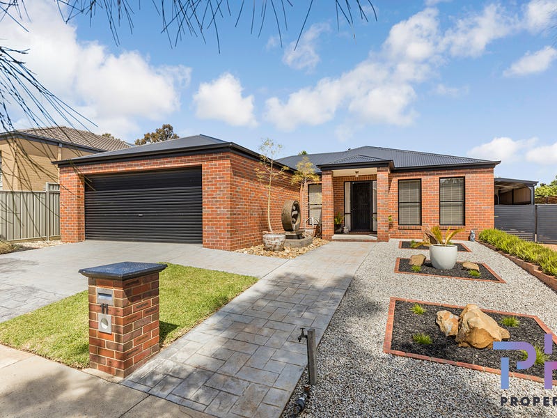 11 Freeman Drive, Kangaroo Flat, VIC 3555