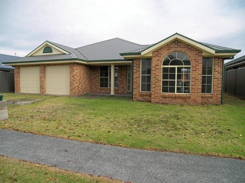 10 Athanlin Avenue, Haywards Bay, NSW 2530