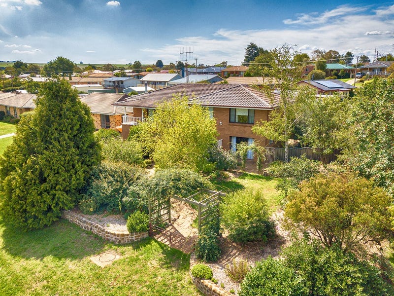 10 Hall Crescent, Crookwell, NSW 2583 House for Sale