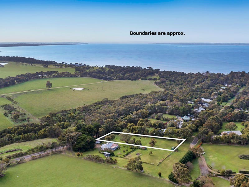 90 Point Leo Road, Point Leo, VIC 3916