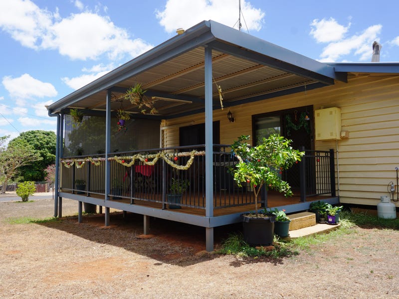 8 Lucey Street, Mount Qld 4872