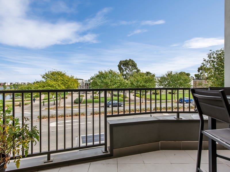 45 Lakeside Boulevard, Pakenham, Vic 3810 Property Details