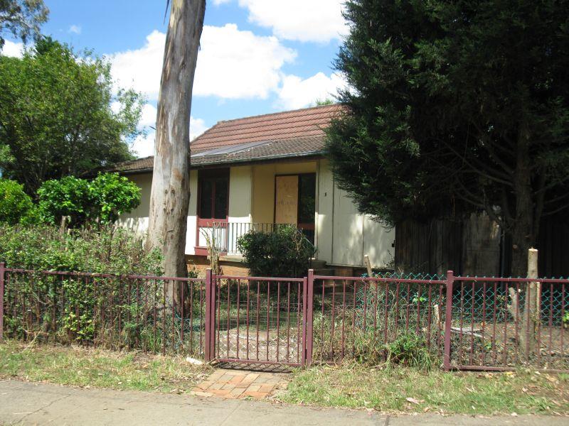 15 Berrigan Cres, Macquarie Fields, NSW 2564