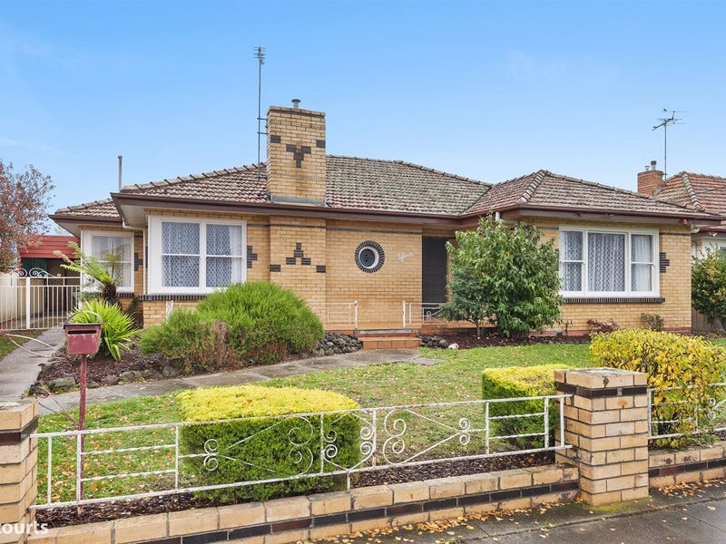 15 Grandview Grove, Wendouree, VIC 3355