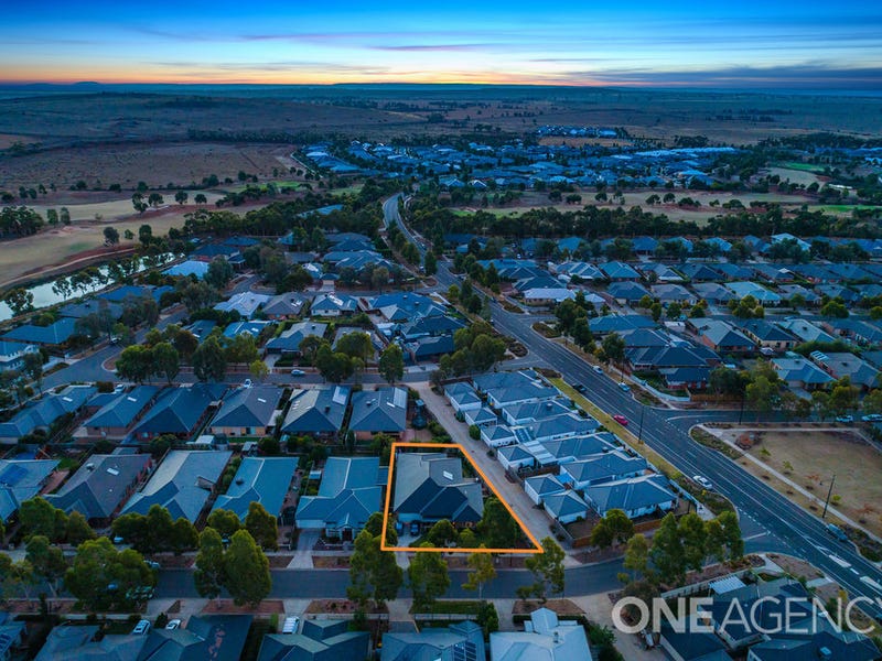 4 Trentham Avenue, Eynesbury, Vic 3338 House for Sale