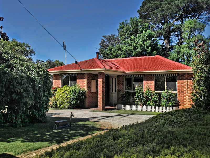34 Stuart Drive, Woodend, VIC 3442