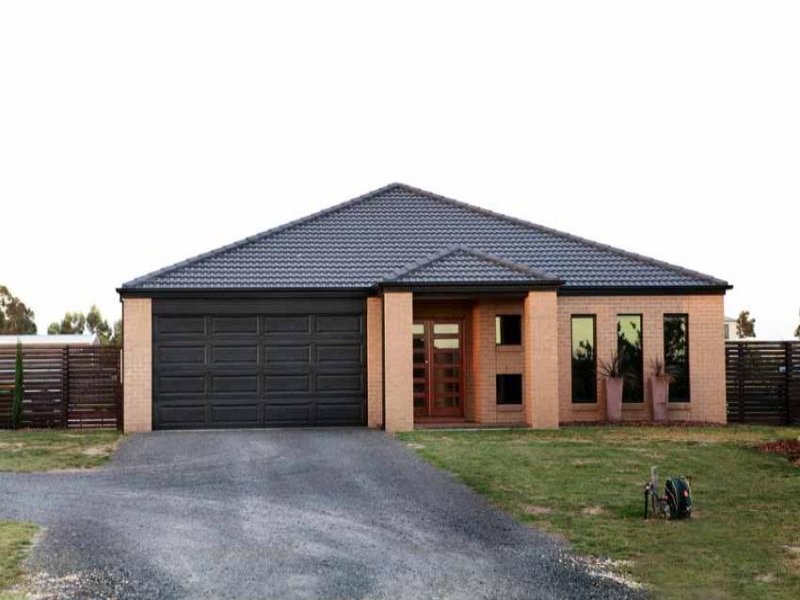 110 SOVEREIGN Drive, Wurruk, Vic 3850 Property Details