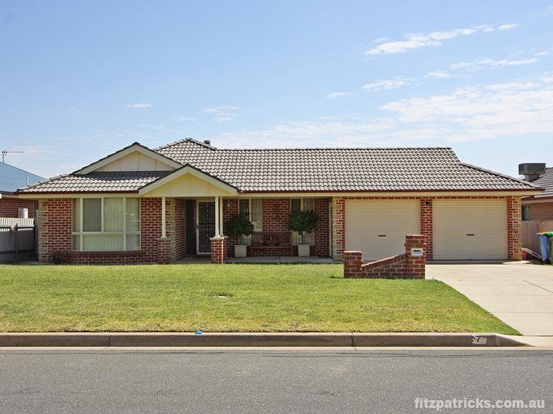 7 Woomera Place, Glenfield Park, NSW 2650