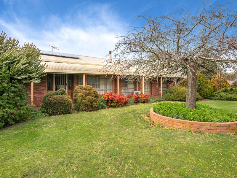 8 Old Farm Way, Romsey, VIC 3434