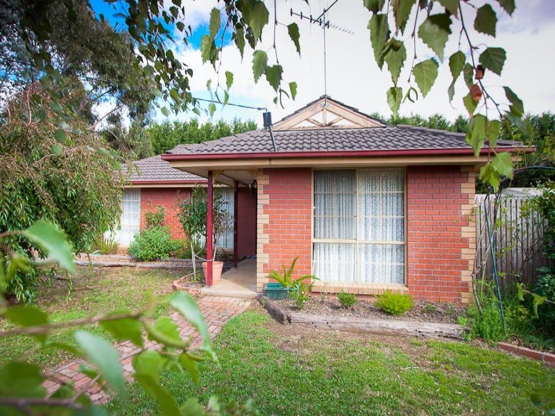 6 Pine Close, Woodend, Vic 3442