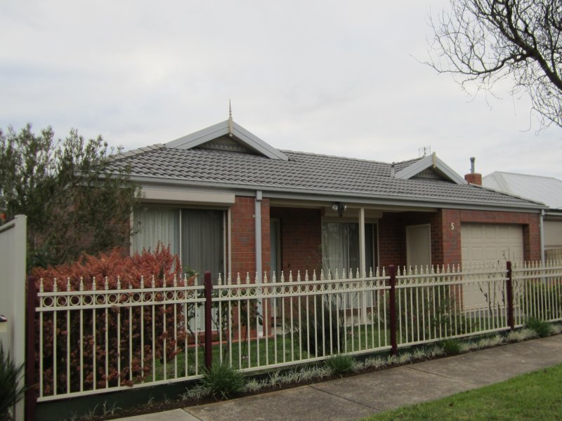 5 Roberts St, Hamilton, Vic 3300 Property Details