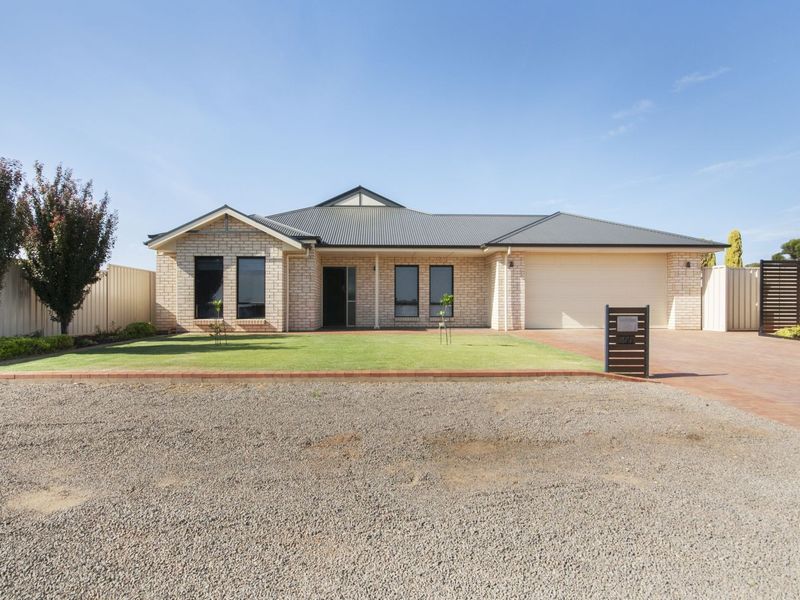 90 Street, Kadina, SA 5554 Property Details