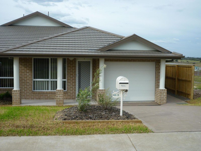 2/42 Mckeachie Drive, Aberglasslyn, NSW 2320