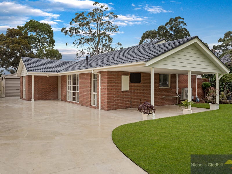 51 Chalcot Drive, Endeavour Hills, VIC 3802