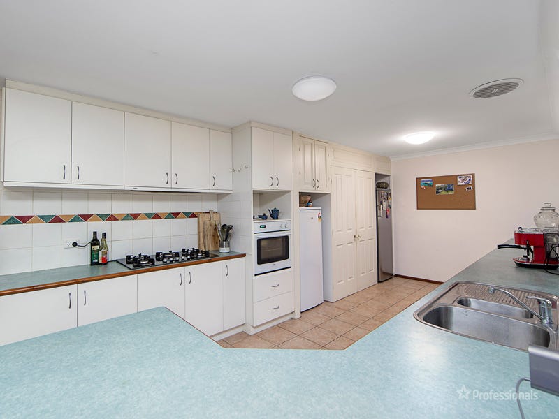 13 Thornbury Close, Mundaring, WA 6073