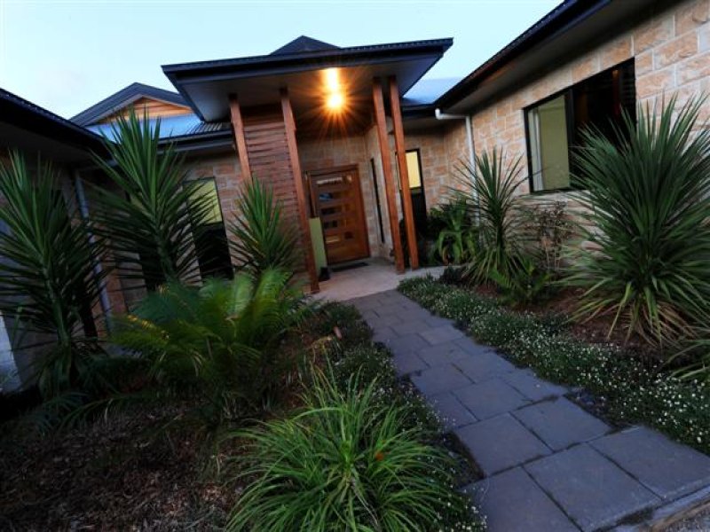 8 Lorna Cres, Beecher, QLD 4680