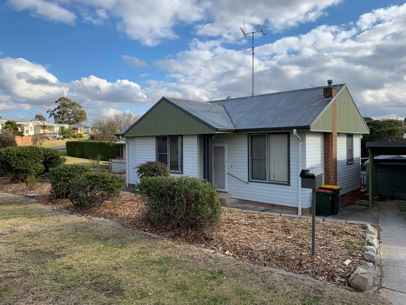 8 Hollis Avenue Goulburn Nsw 2580 Realestate Com Au