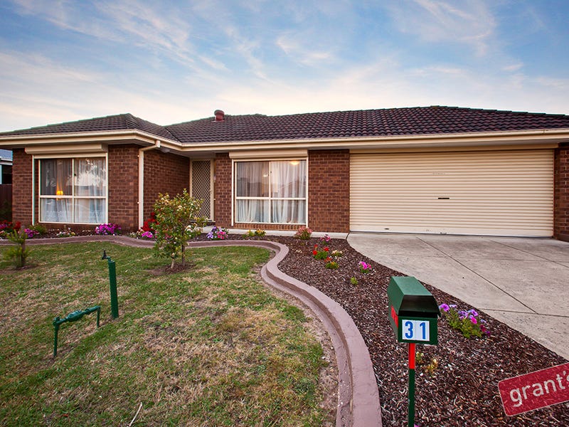 31 Dunbarton Drive, Pakenham, Vic 3810 Property Details