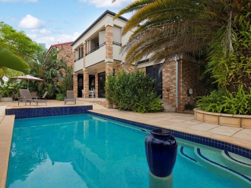 Unit 1,10 Broad Street, Labrador, Qld 4215 Property Details