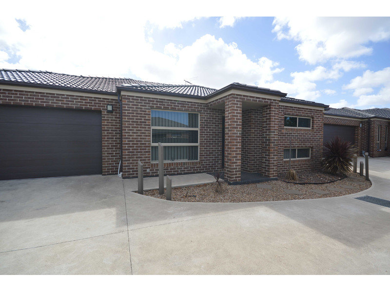 2/5 Mulwala Court, Manor Lakes, VIC 3024