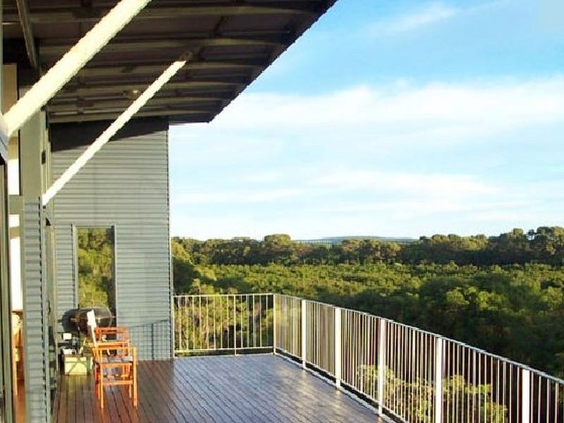 8 Albany Street, Little Grove, WA 6330