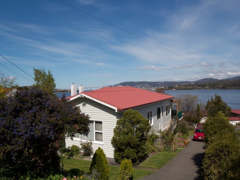 121 Derwent Avenue, Lindisfarne, Tas 7015 Property Details