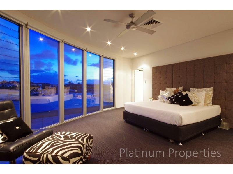 11 King Charles Drive, Paradise Point, QLD 4216