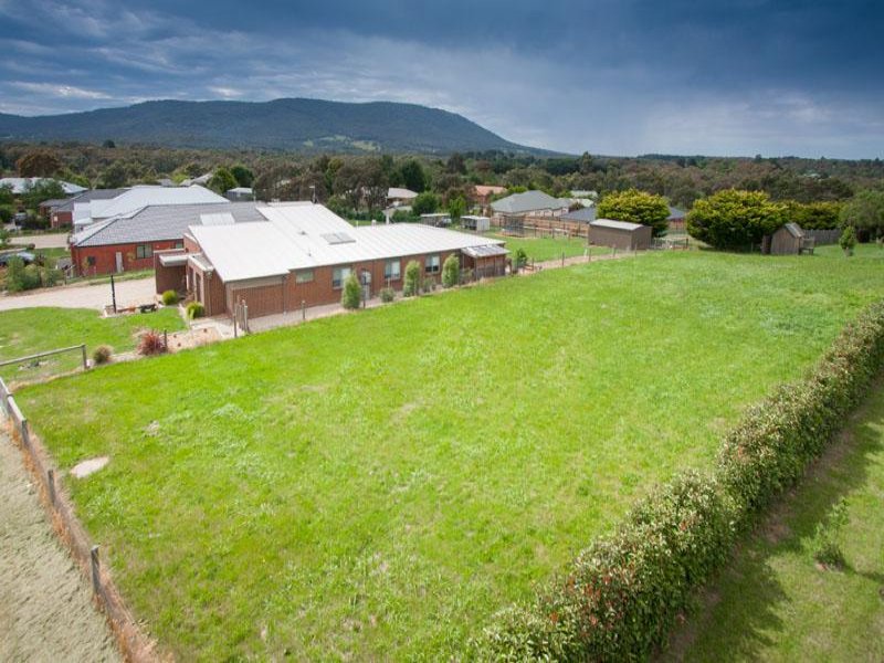 13 Nutfield Close, Woodend, VIC 3442