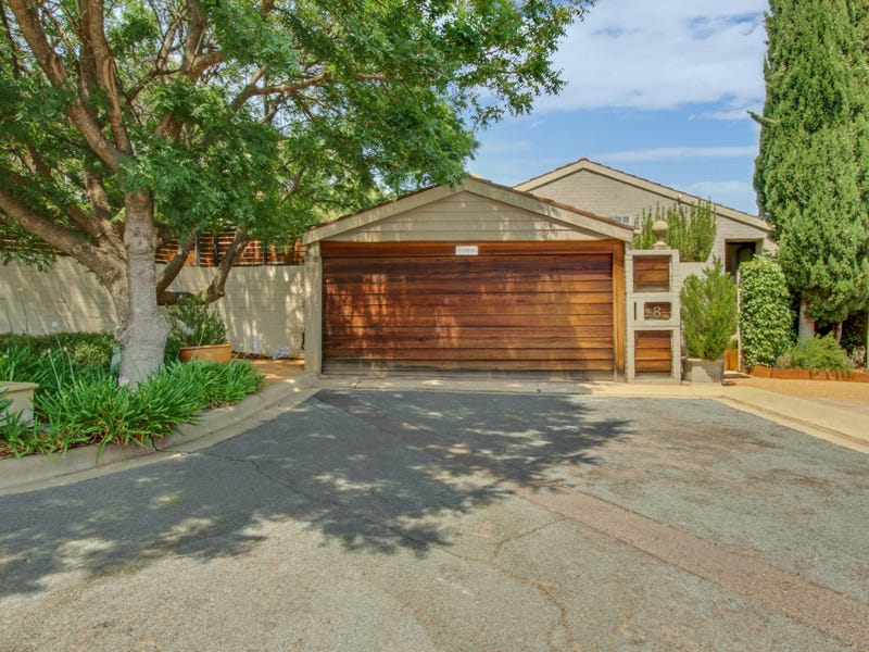 8 Oldham Court, Phillip, ACT 2606