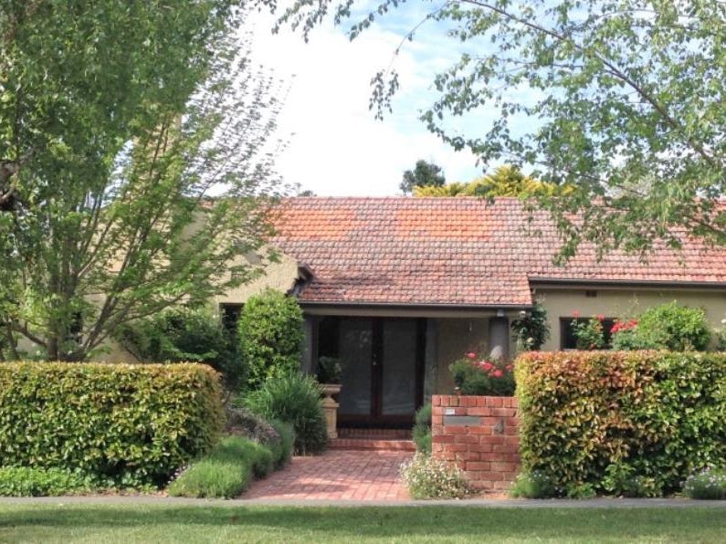 4 Belmore Gardens, Barton, ACT 2600