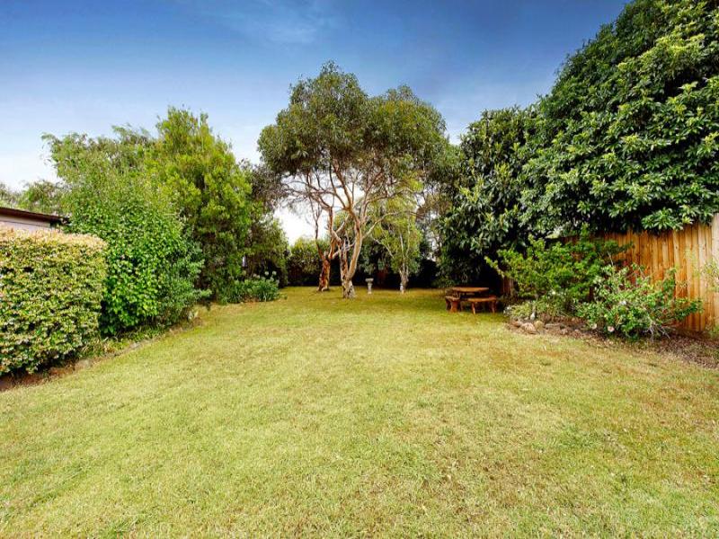 17 Lloyd Street, Strathmore, Vic 3041 Property Details