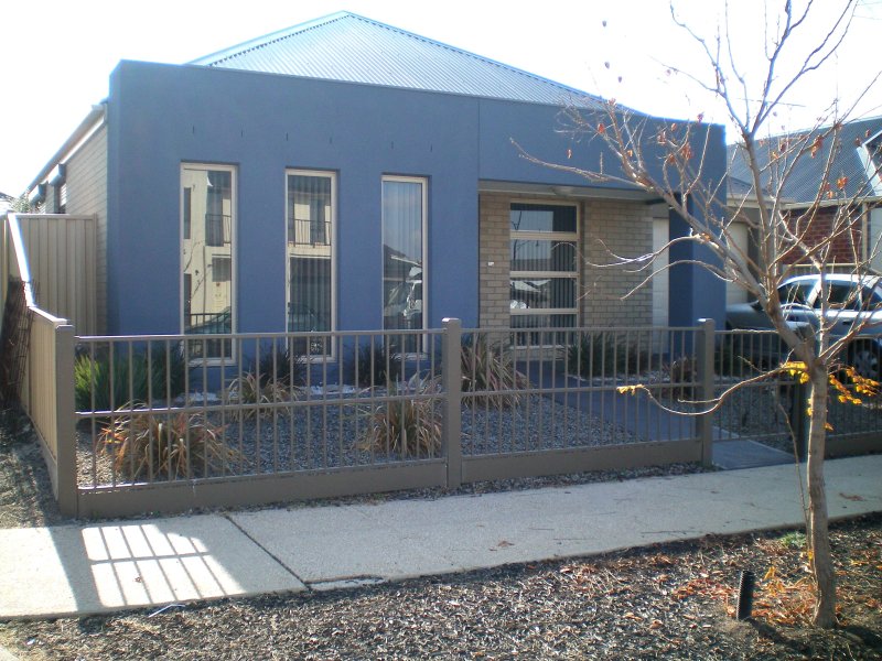 8 Gairdners Pass Caroline Springs Vic 3023