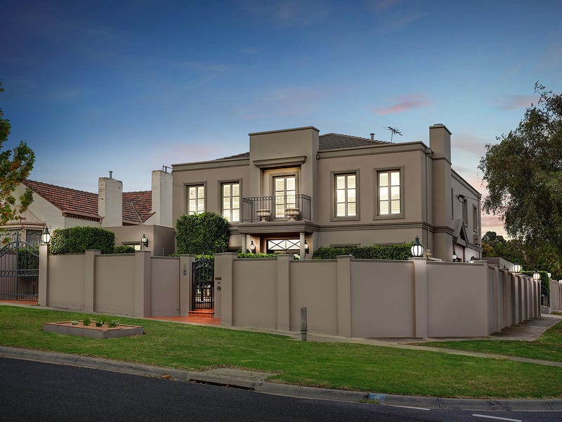 8 Carnarvon Road, Strathmore, VIC 3041