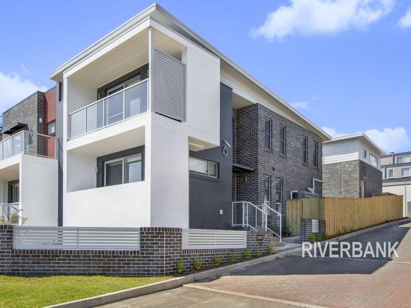 7 Rowe Drive, Potts Hill, NSW 2143