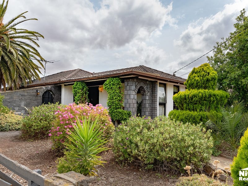 11 Risson Street, Melton South, VIC 3338 - realestate.com.au